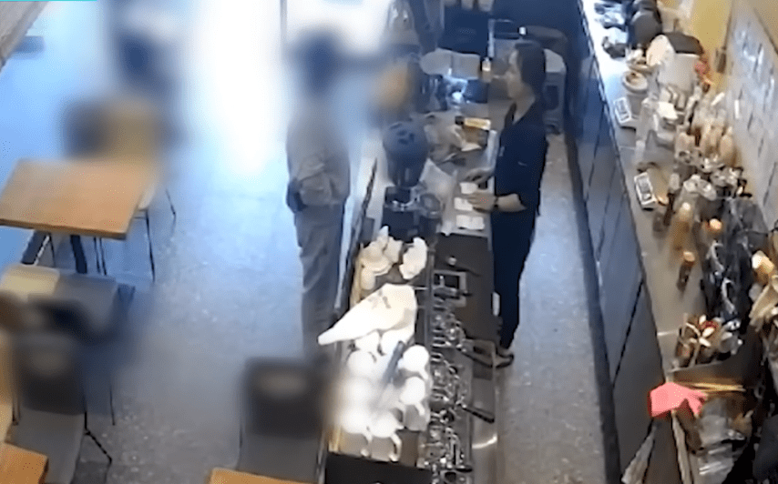 从餐厅的CCTV画面见到，那名女顾客主动找上门，先是向女店长一轮投诉。