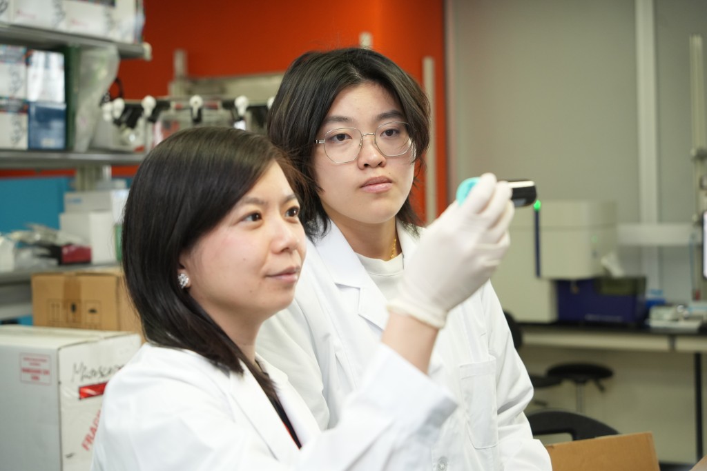 樺盟生物科技公司創辦人、「M巾博士」的蔡佩樺(左)與同事在實驗室中分析樣本。 樺盟生物科技公司創辦人、「M巾博士」的蔡佩樺(左)與同事在實驗室中分析樣本。