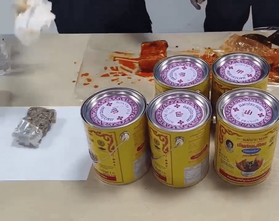 海關一一將異物拿出。 海關一一將異物拿出。