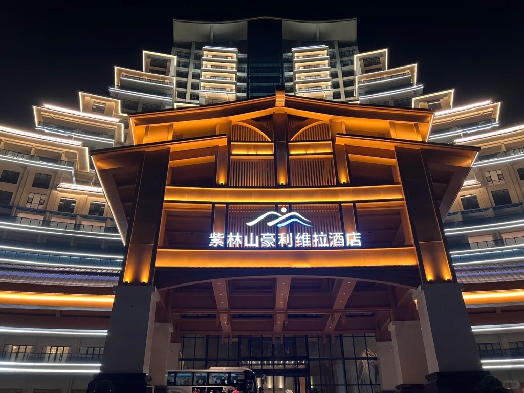 貴州獨山縣舉債興建的「天下第一水司樓」，已由爛尾樓變身豪華酒店。小紅書＠心香雨