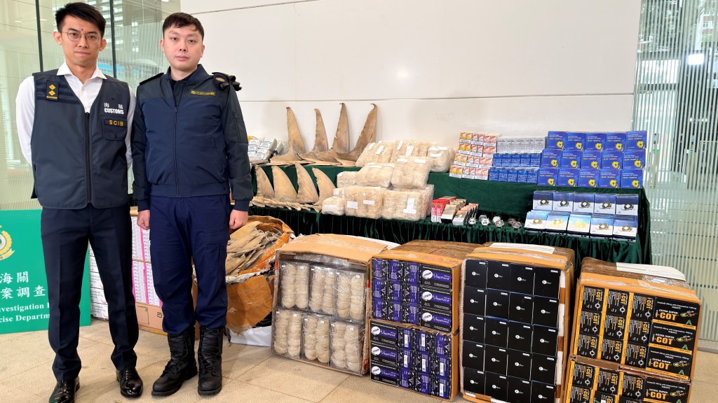 海關偵破兩宗海路走私案，檢獲走私煙草產品、懷疑藥劑製品及瀕危物種等，市值2900萬元。梁國峰攝