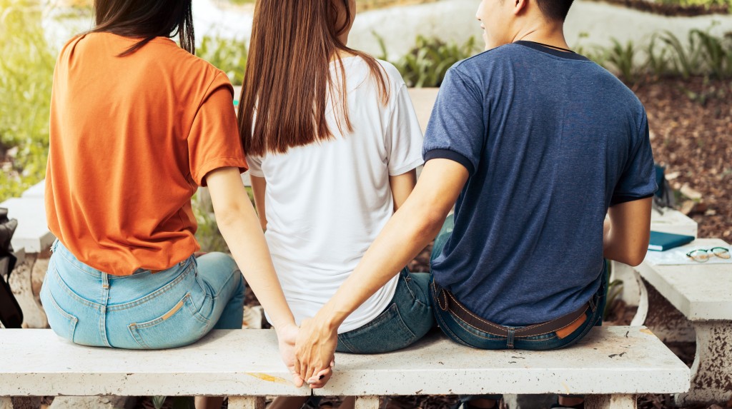 港男「突然發現女朋友識我前女友」，不知應否自首。istock圖片，非當事人