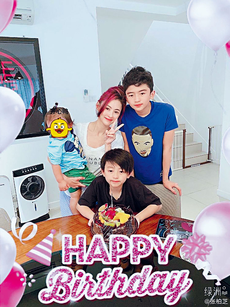 栢芝抱着孻仔,與大仔齊為二仔Quintus慶生。