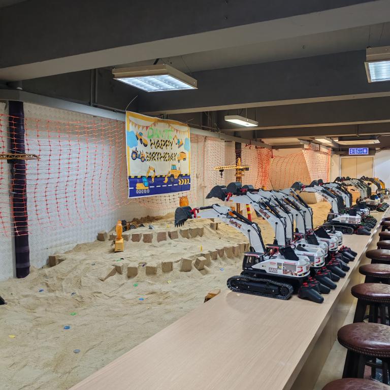 在英雄傳體驗全港唯一的室內沙池工業風模型車樂趣。（圖片來源：受訪者提供）