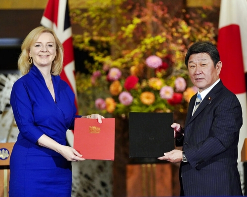 英日兩國正式簽署《英日全面經濟夥伴關係協定》。AP圖片