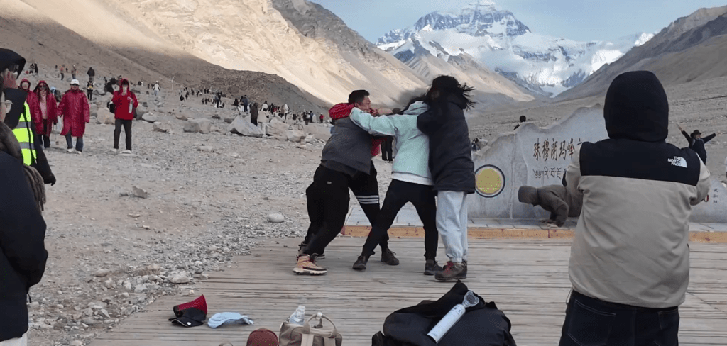 珠穆朗瑪峰一對情侶在紀念碑前打大出手。