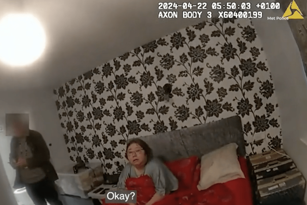 蘇格蘭場經長達六年調查，最終在約克一處民宅發現錢志敏。《每日郵報》畫面截圖