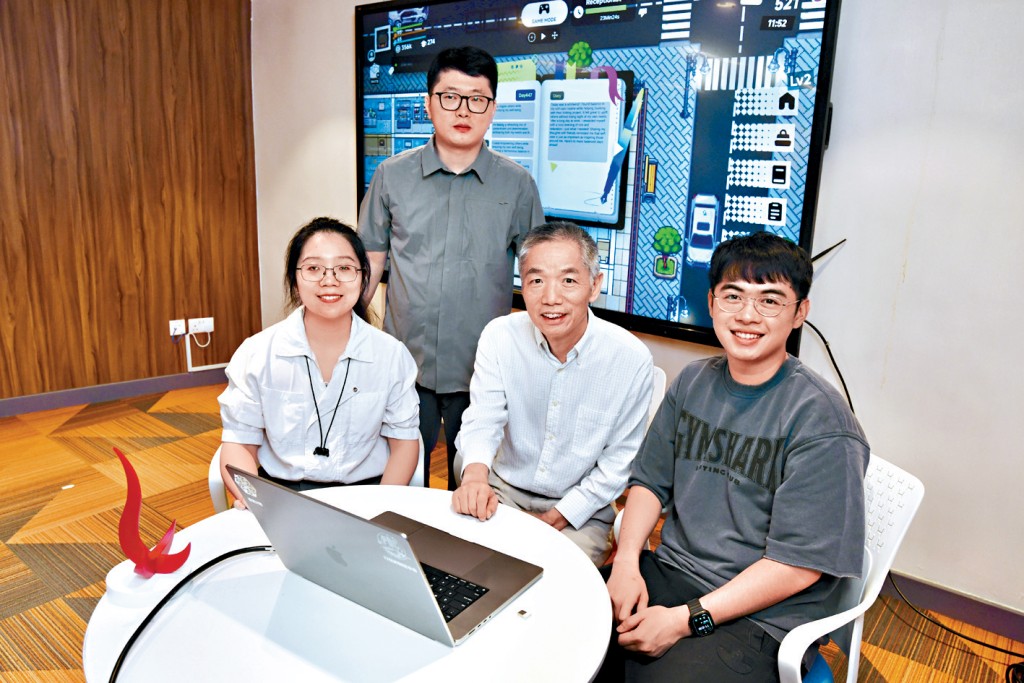 楊浩巍(後排中)表示,遊戲平台系統整合了DeepSeek和ChatGPT等AI聊天機械人的思考框架,使每個AI角色擁有獨立的思考能力。