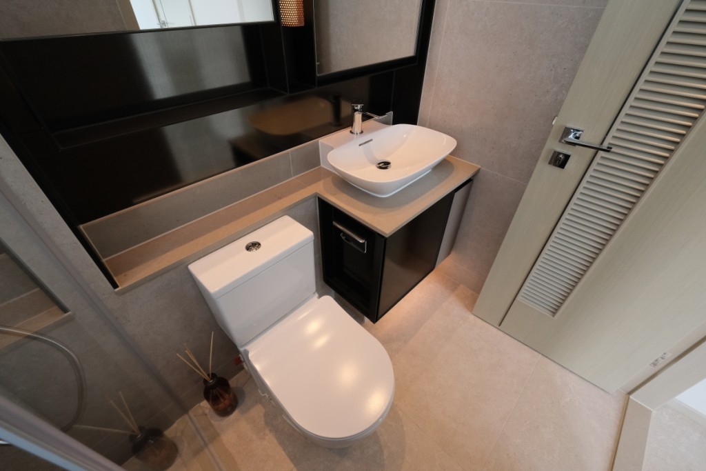 浴室內設窗戶及置有天花式浴室抽濕機，有助通風透氣。（12樓D室）