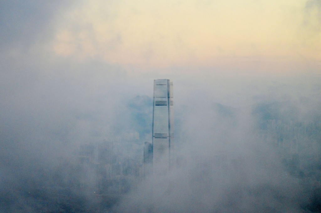 天文台预料今日湿度仍高达90%以上，图为上月初香港大雾情况。资料图片