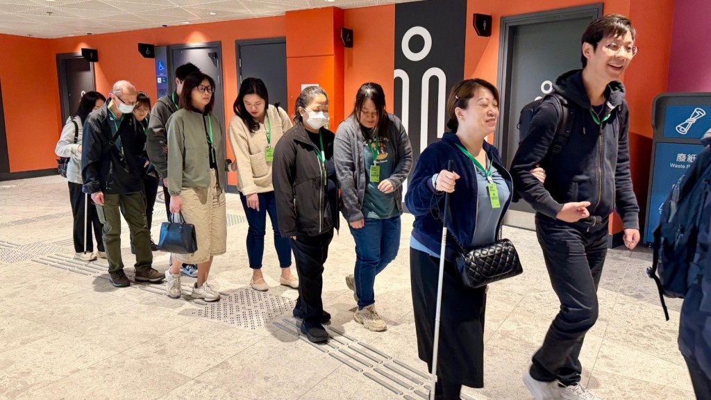 啟德體育園可帶拐杖？園方：靈活安排 協助有需要人士帶拐杖及輔助步行用途雨傘入場
