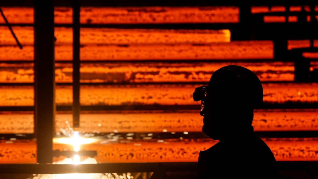 NLMK卡卢加钢厂员工在看着热钢坯。 路透社资料图
