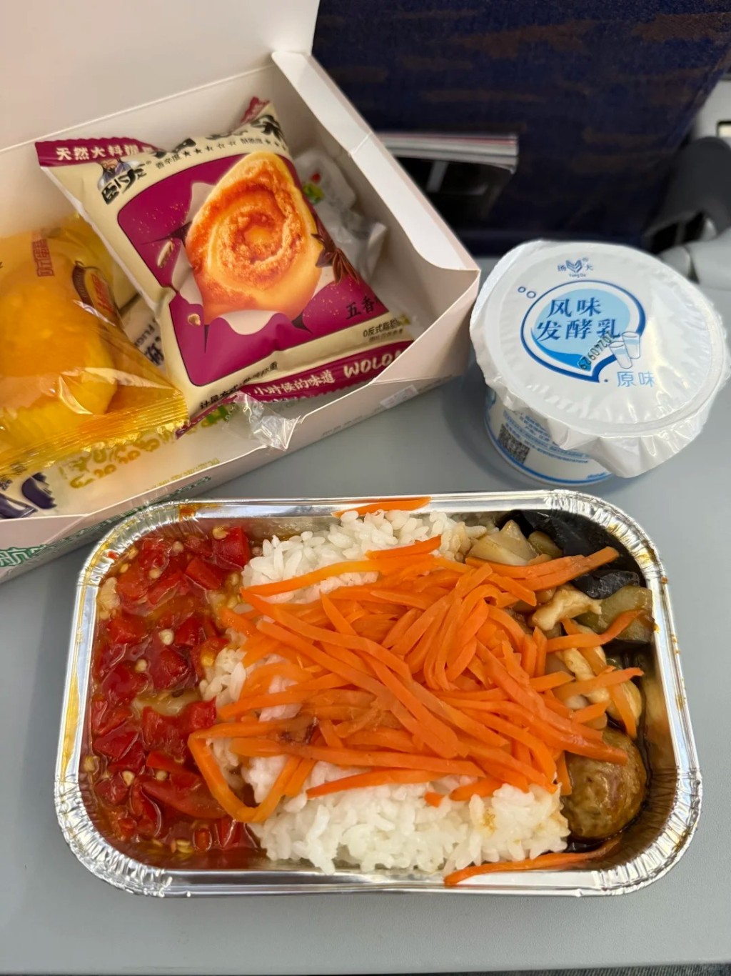 有南韓網民指饅頭沒有像飛機餐其他食物般有獨立包裝,可能有衛生隱患。小紅書 有南韓網民指饅頭沒有像飛機餐其他食物般有獨立包裝,可能有衛生隱患。小紅書