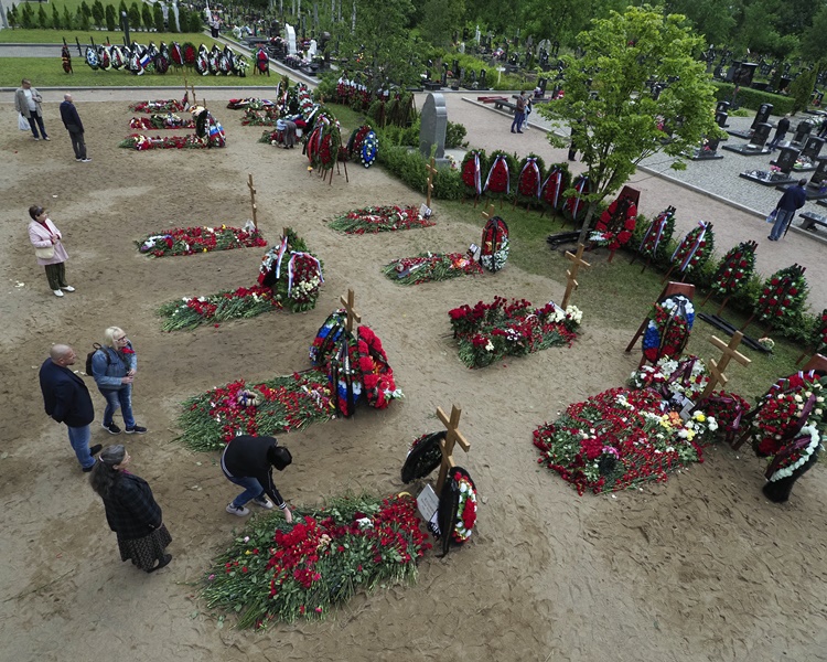 当局低调为14名死者举行丧礼。AP 