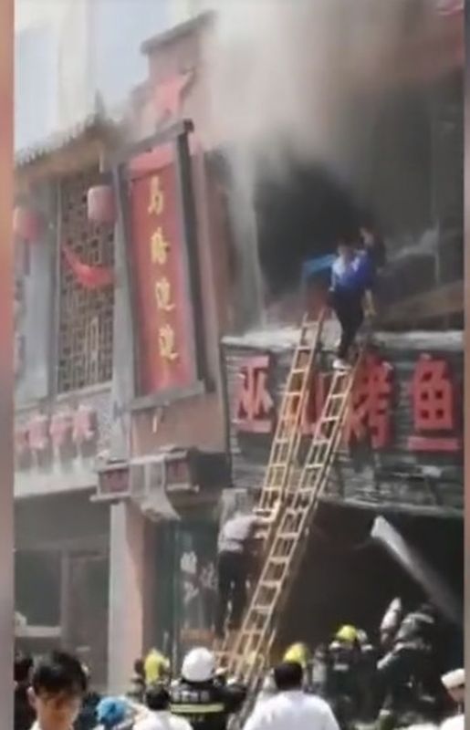 飯店二樓冒出大量煙霧。網圖