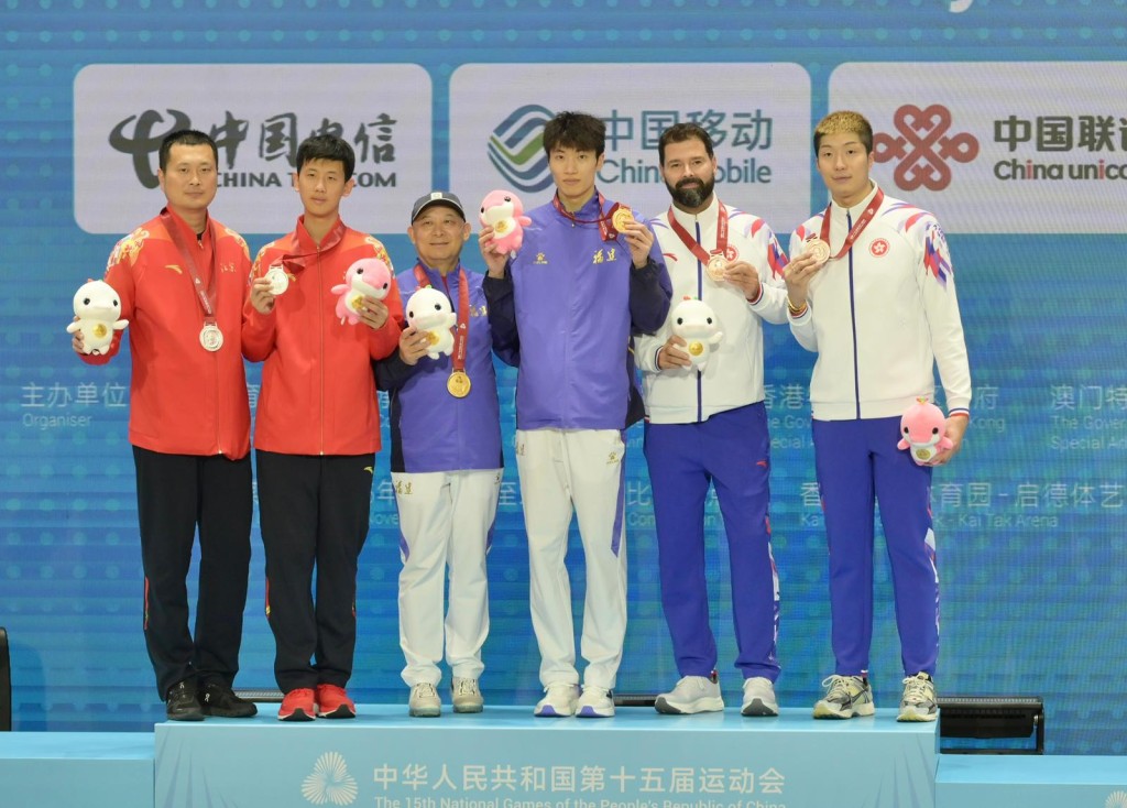 張家朗及教練Greg(右)都期望團體賽以金牌為目標。何君健攝 張家朗及教練Greg(右)都期望團體賽以金牌為目標。何君健攝