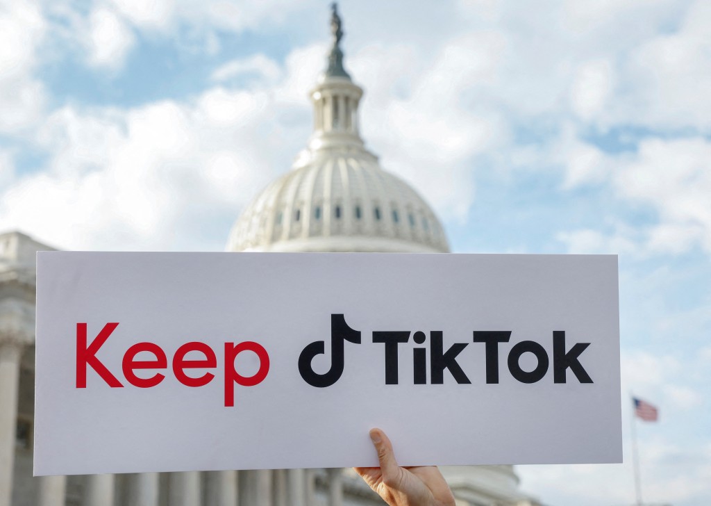 上周四（3月23日）美國國會外，有支持者要求保留TikTok。(路透社)