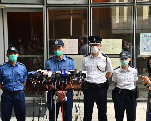 警方及消防到立法會調查後交代事件。