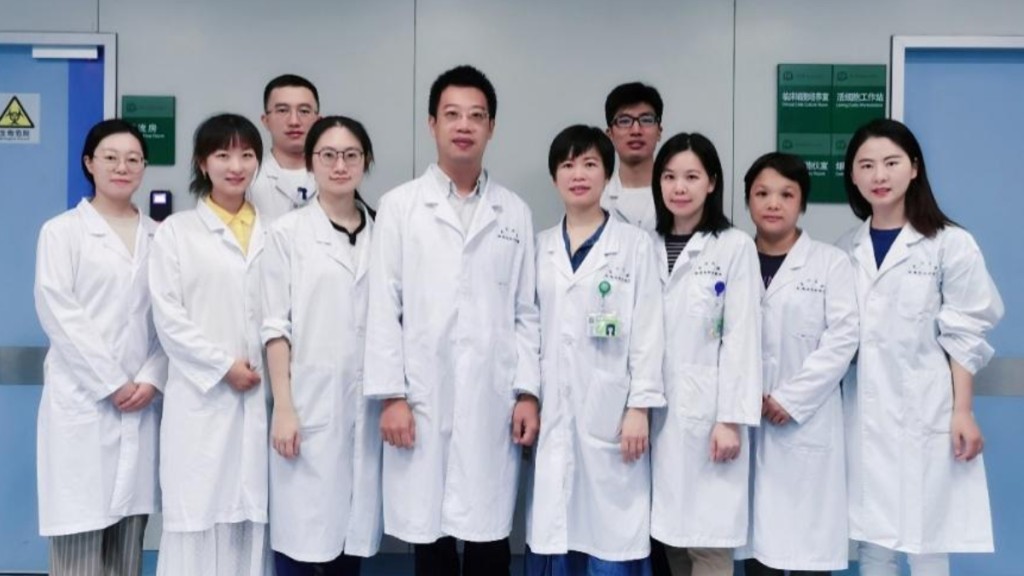 廣州中山二院乳房腫瘤中心蘇士成教授（左五）的團隊被指有學生集體患癌情況，引起關注。中山二院官網