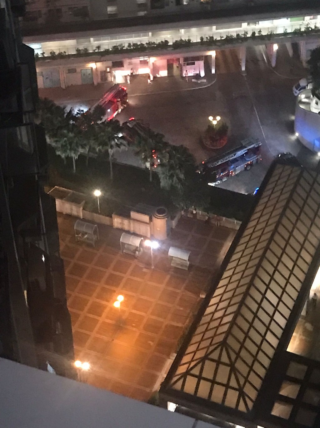 火势迅速蔓延，浓烟扩散至整个凤德邨。读者余小姐提供