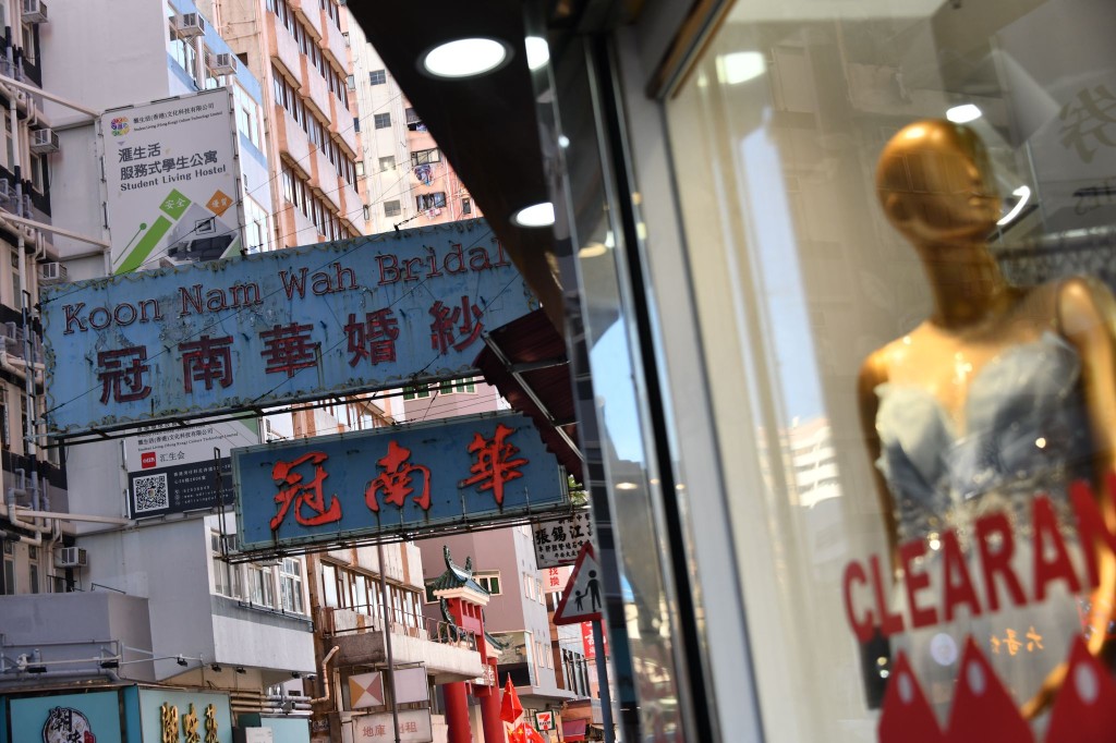 冠南華店外的霓虹招牌見證香港40多年光輝歲月。