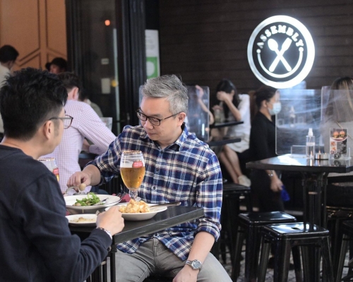 食肆及酒吧只能提供堂食至午夜。