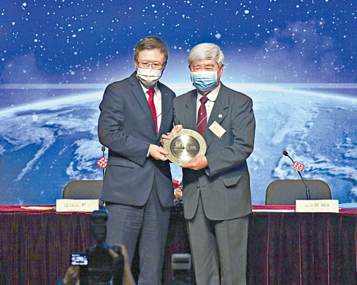 戚發軔（右）在講座提到，中國航天科學家的愛國特質，令他們無私奉獻，旁為理大校長滕錦光。　