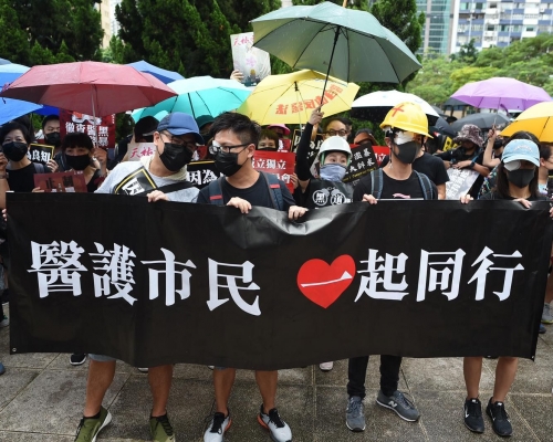 一批醫護人員參與集會
