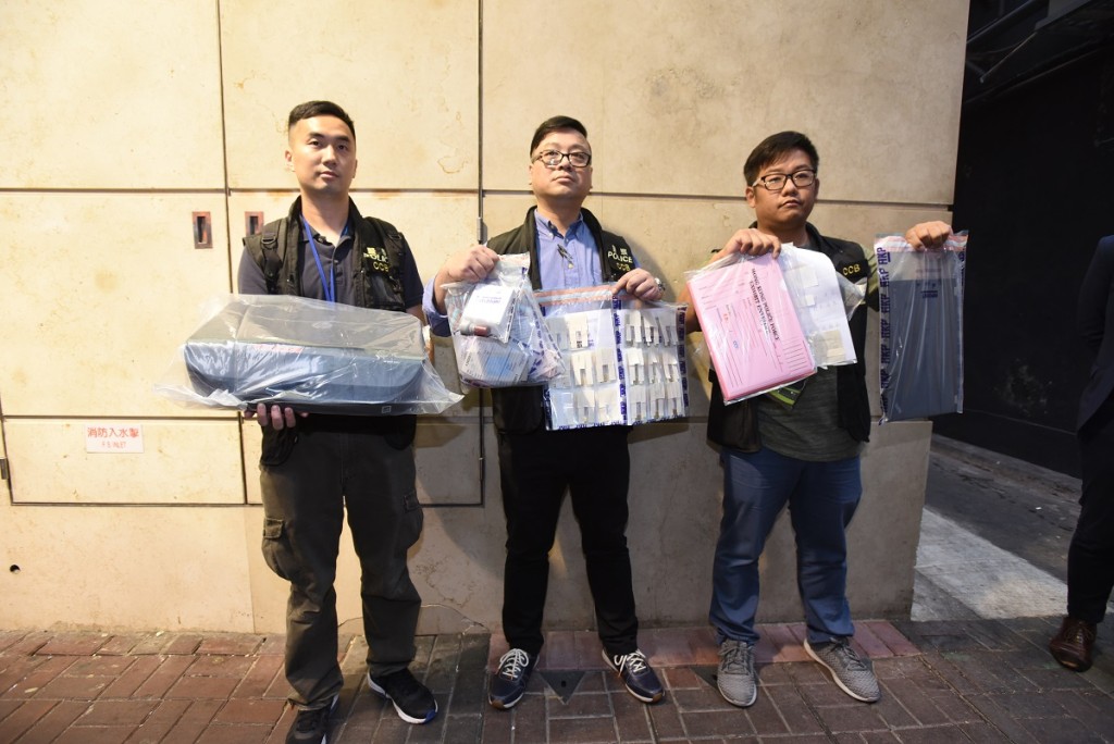 警方檢18張被盜身份證及虛假文件