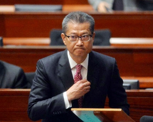 聽眾張先生質疑陳茂波 (圖)對綜援人士「畀1個月咪得囉,畀2個月做乜」。資料圖片