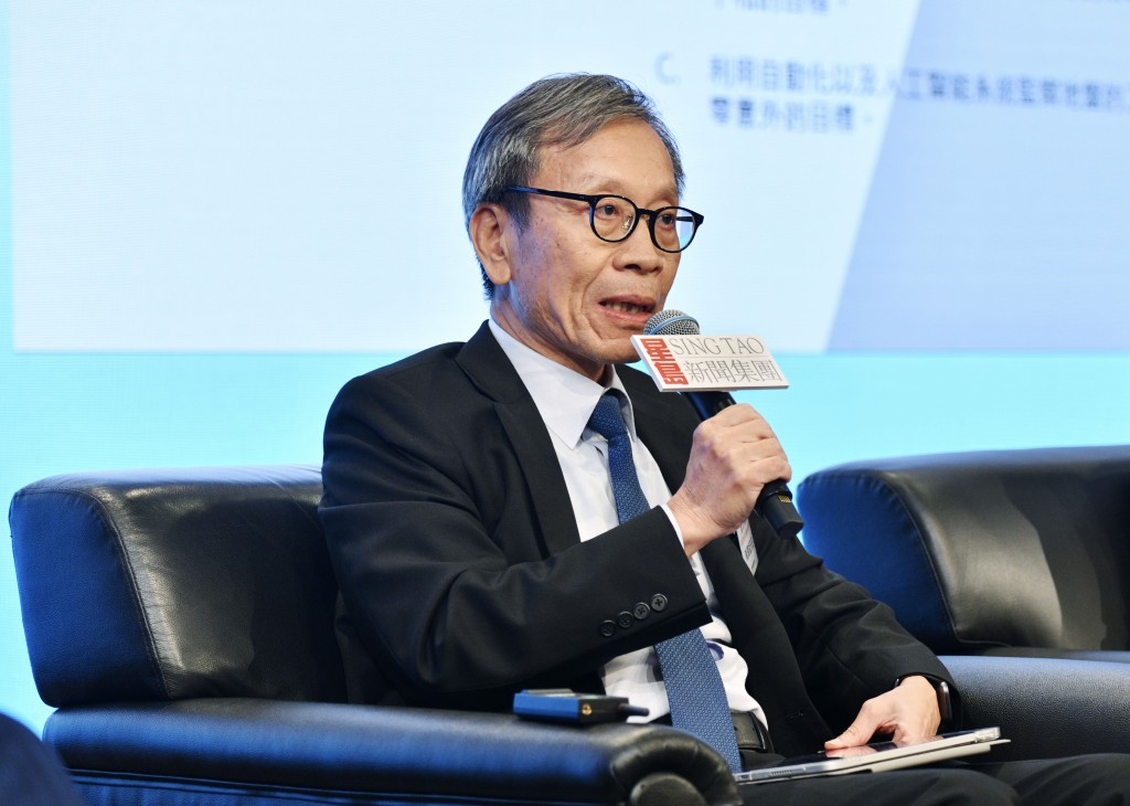 香港建筑师学会会长陈泽斌认为，市场不明朗只属短暂现象，以往业界低潮时也曾出现大规模裁员或大幅减薪，现时情况未算差到「谷底」。