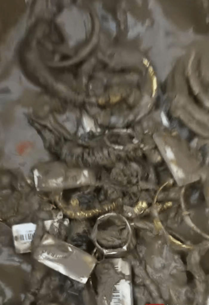 被撿回的少數金飾。 被撿回的少數金飾。
