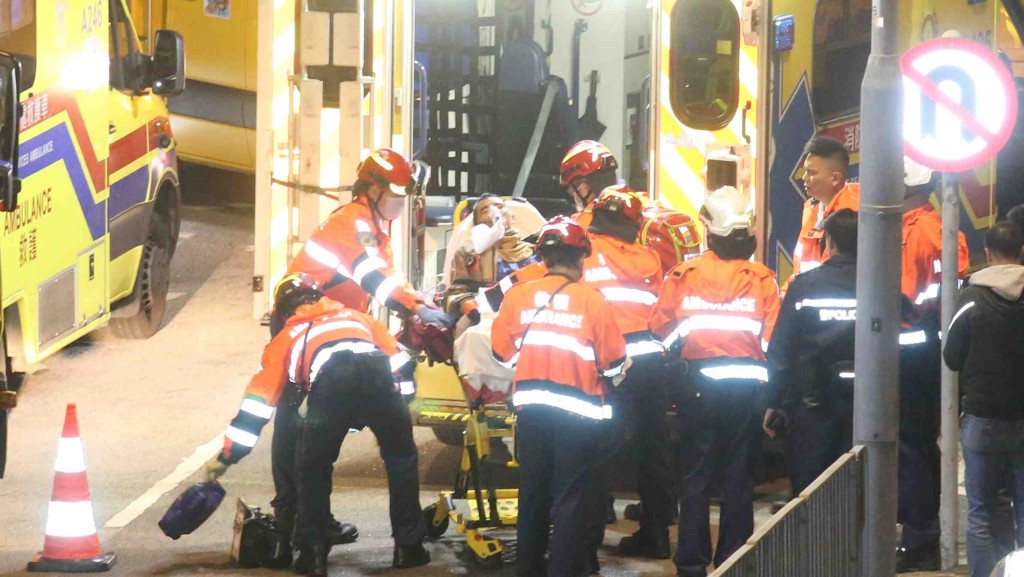 凌晨時分再多一名消防員受傷，須戴上氧氣罩送院治理。