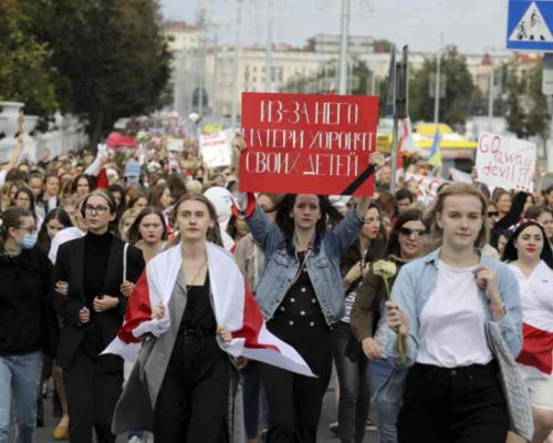 约5000名妇女发起游行走上明斯克街头。AP