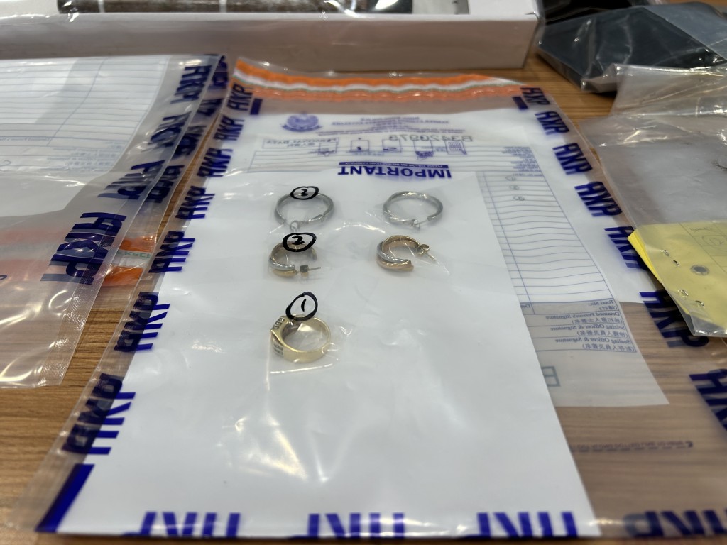 警方起回所有失物，包括總值約港幣2.2萬元現金及珠寶首飾。