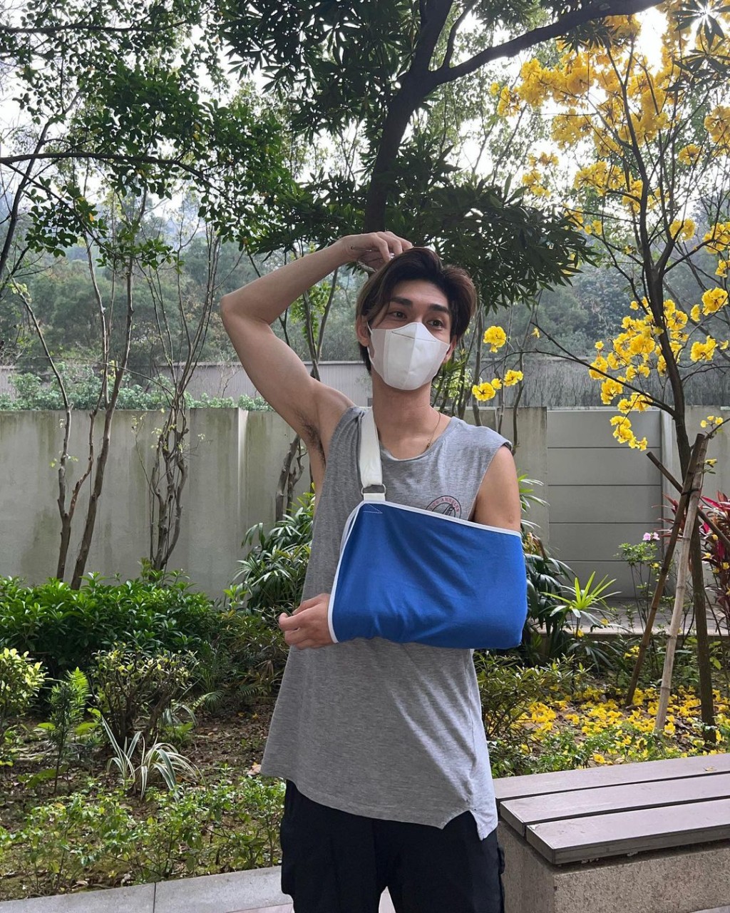 關楚耀早前跌斷手，幸獲女友悉心照顧。