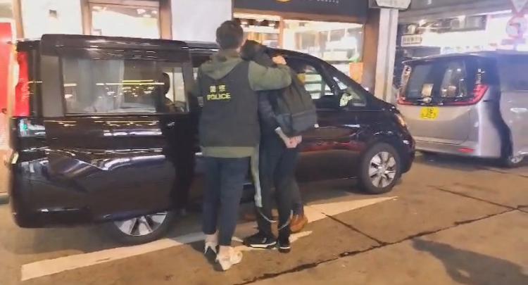 警方早前偵破一個由三合會成員操控的詐騙集團。資料圖片 警方早前偵破一個由三合會成員操控的詐騙集團。資料圖片