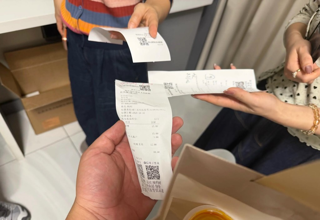 重庆4名客吃2千蚊火锅后惊觉脷苔惊变黑。抖音@于连 重庆4名客吃2千蚊火锅后惊觉脷苔惊变黑。抖音@于连