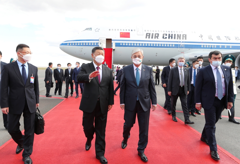 哈薩克總統托卡耶夫到機場迎接習近平。