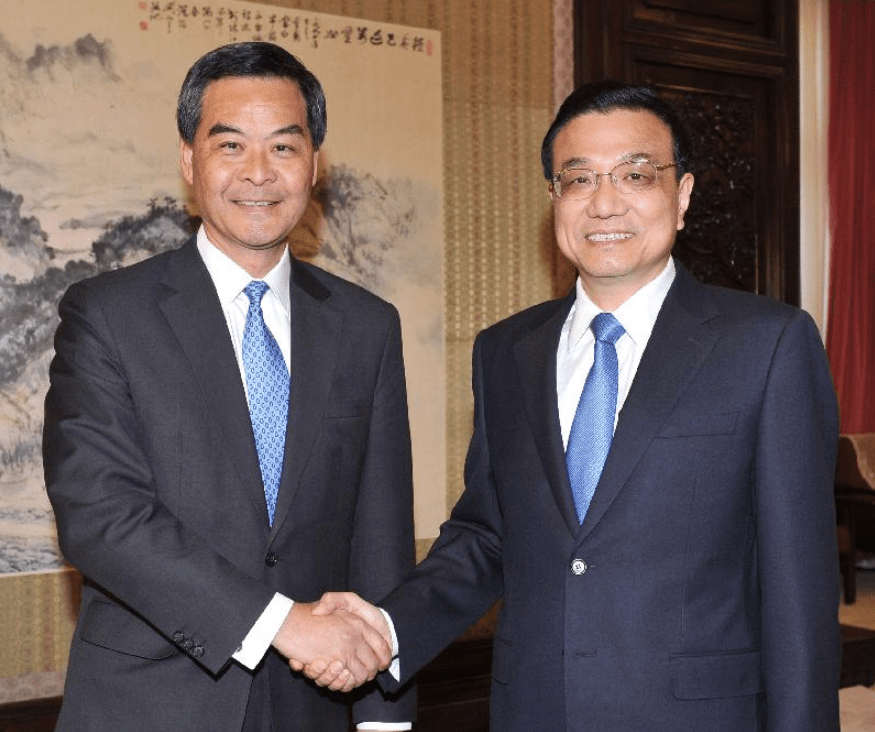 前行政长官梁振英（左）在2016年底到京述职，曾获李克强（右）接见。政府新闻处图片