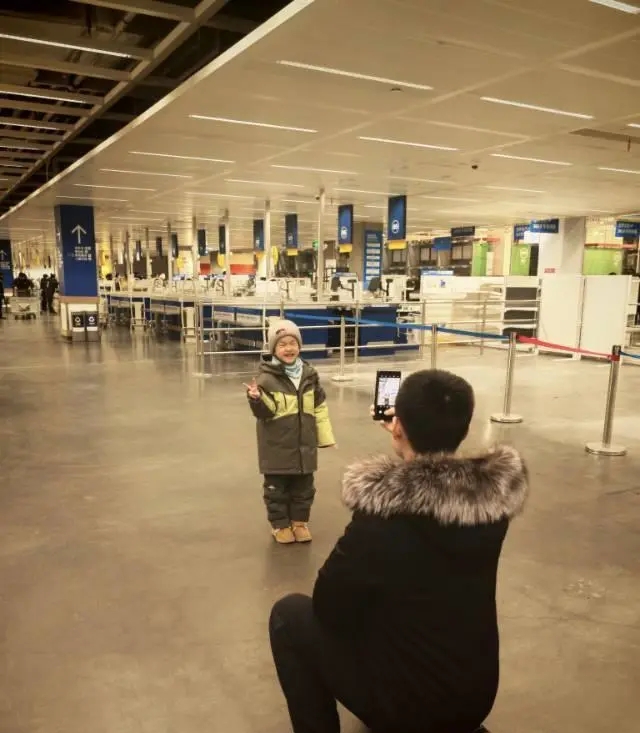 宜家哈爾濱店家居展區幾乎被搬空，有顧客打卡留念。  極目新聞