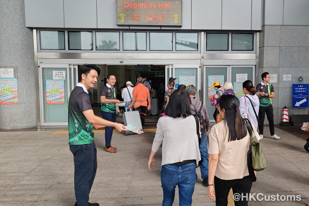 海关义工队到深圳湾管制站向市民派发区选单张。海关FB图片