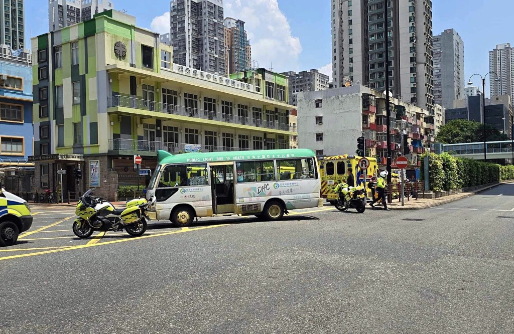 杨屋道与众安街交界发生两部小巴相撞。fb：香港公共交通智库