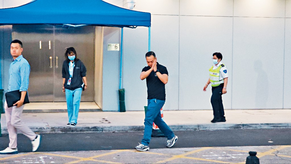 警務處處長周一鳴昨傍晚探望同袍後離去。