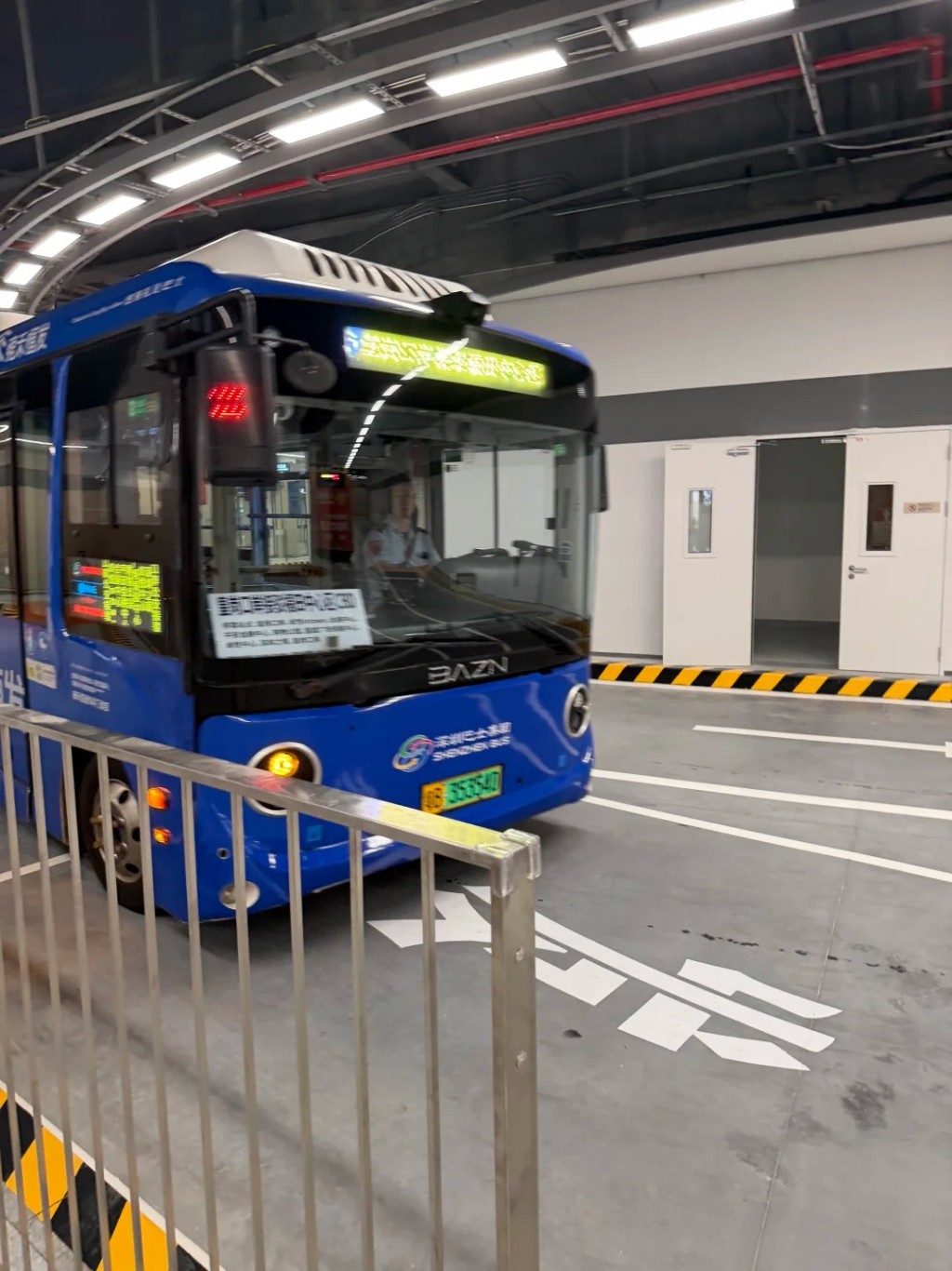 於新皇崗口岸B1層公交接駁站「第一排1號停車位」即可乘搭免費接駁巴。 (圖片來源:最爱西多士@小紅書) 於新皇崗口岸B1層公交接駁站「第一排1號停車位」即可乘搭免費接駁巴。 (圖片來源:最爱西多士@小紅書)
