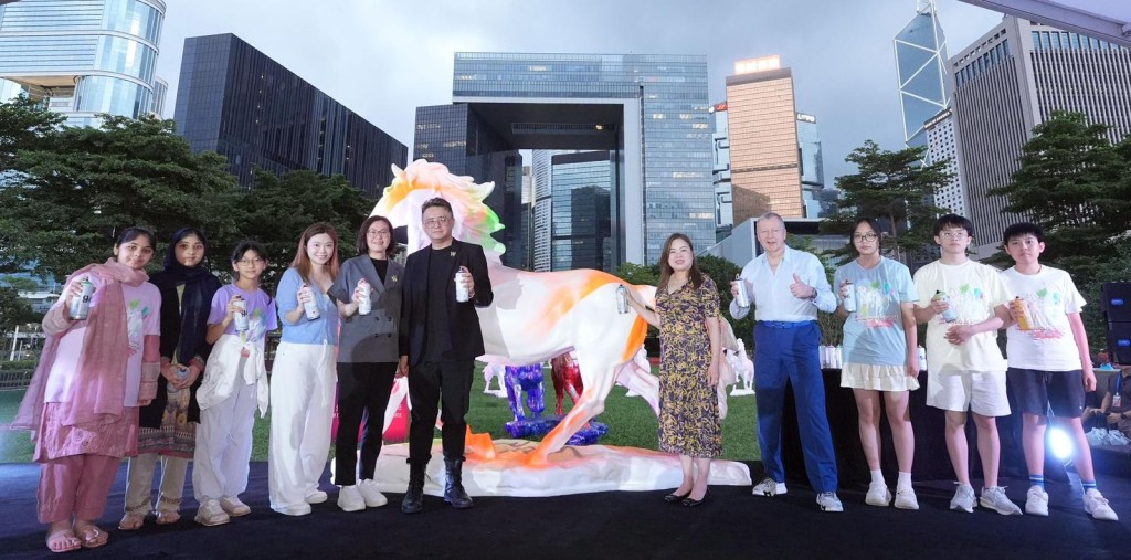 一眾嘉賓為社區馬匹雕塑進行彩繪。 一眾嘉賓為社區馬匹雕塑進行彩繪。