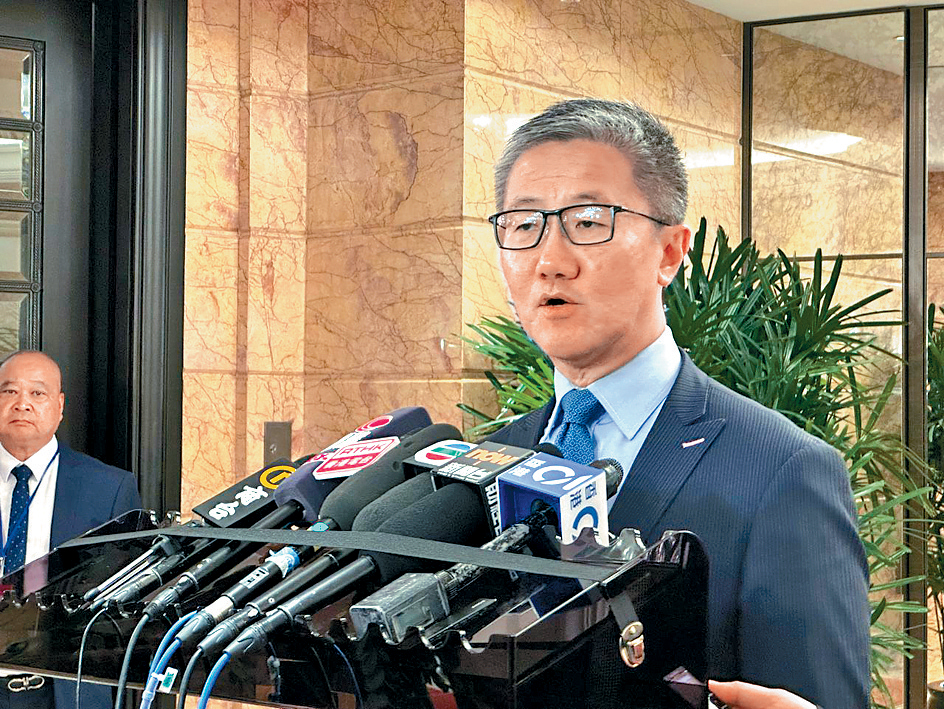 警務處處長蕭澤頤表示，投訴警察課會按既定程序處理家屬投訴。