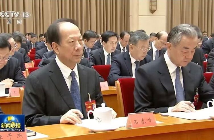 本来排在首位的马兴瑞没有现身会议,由王毅打头阵。央视画面 本来排在首位的马兴瑞没有现身会议,由王毅打头阵。央视画面