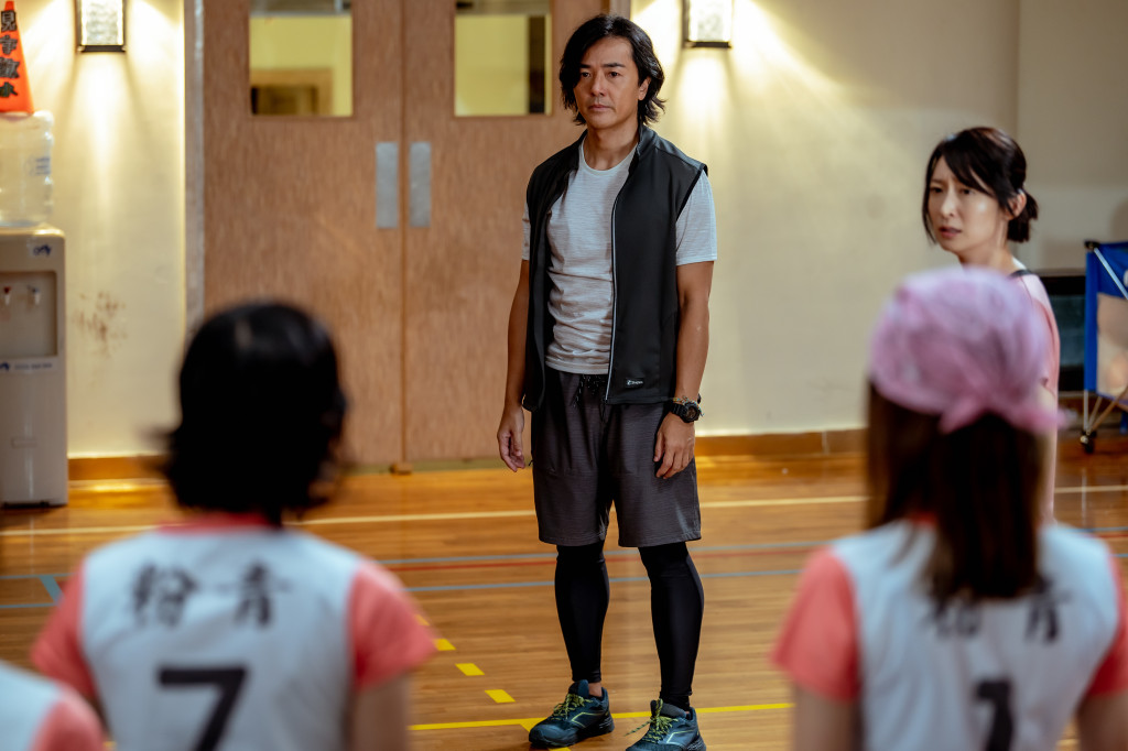 郑伊健在戏中饰演排球教练，最终电影票房成绩不俗。