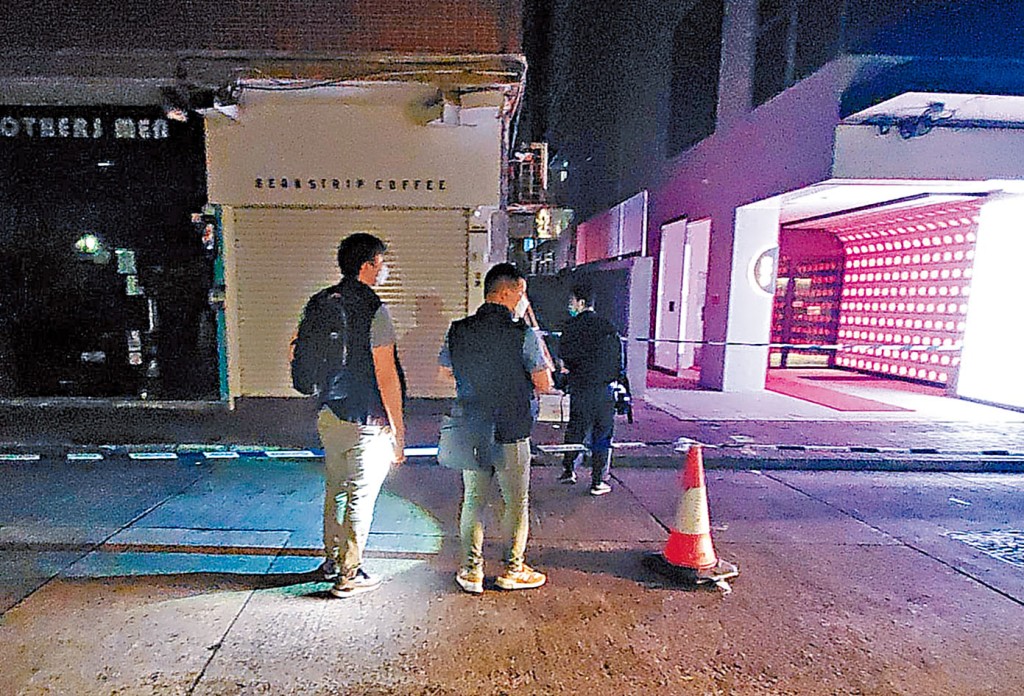 警方在山林道打劫案現場調查。